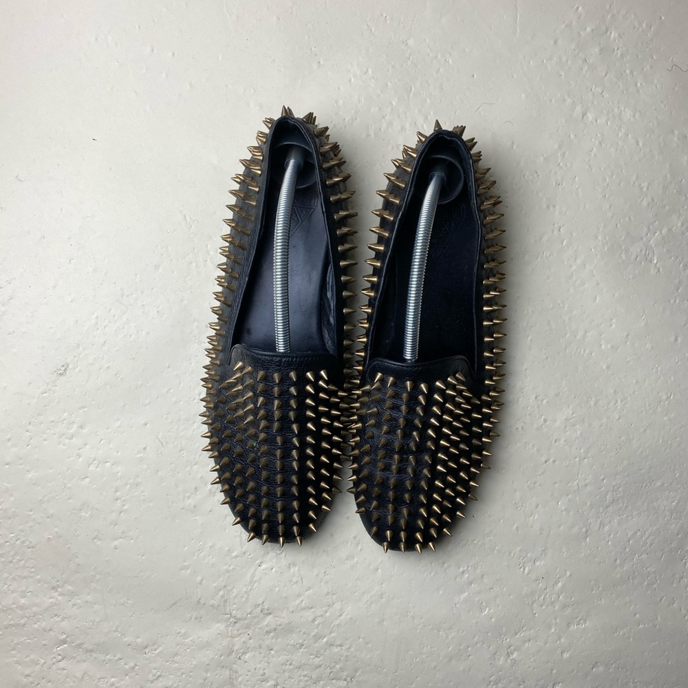 Leather loafers with spikes